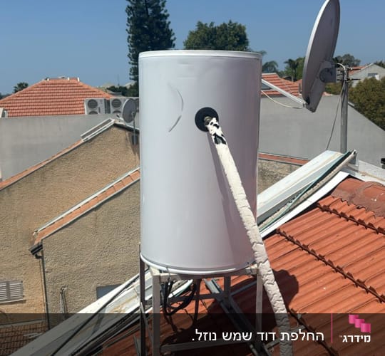 דוד שמש מותקן על גג רעפים אדום